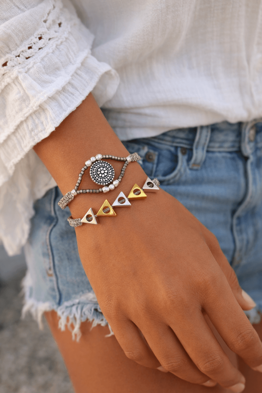 boho βραχιόλια μακραμέ με μάτι και τριγωνικά στοιχεία σε γυναικείο χέρι καλοκαιρινό στυλ