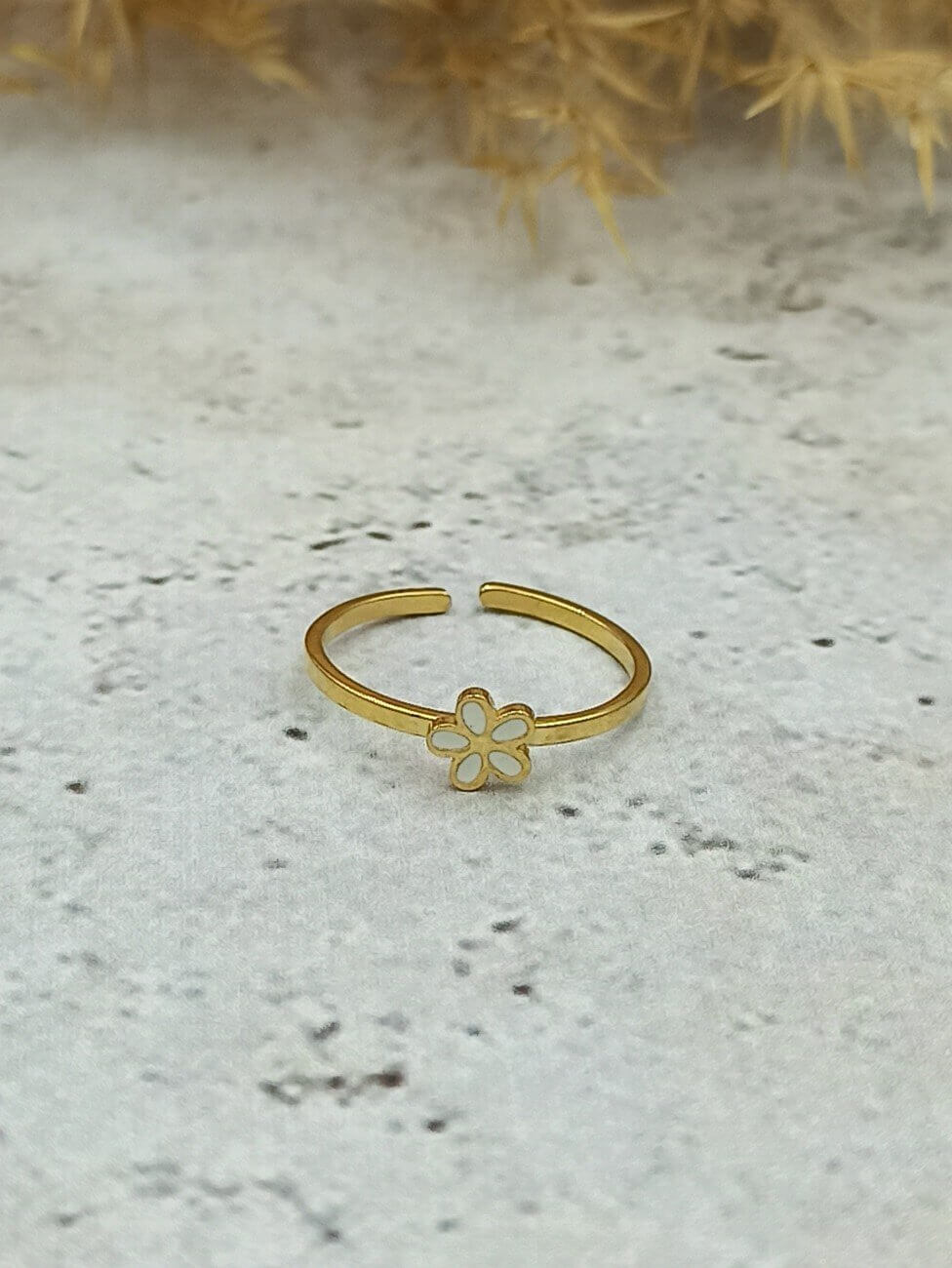 Ατσάλινο χρυσό δαχτυλίδι με λευκό λουλούδι