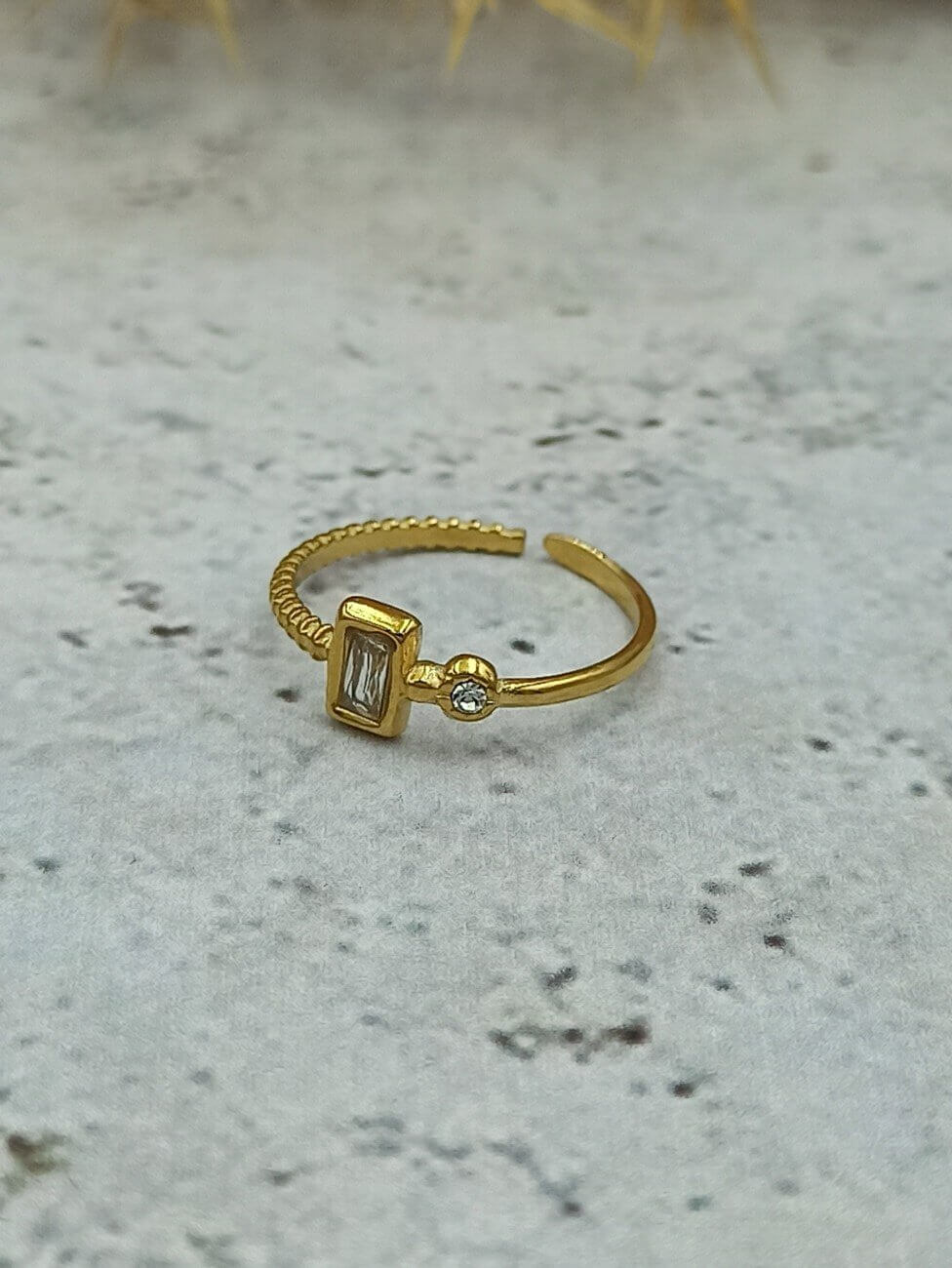 Ατσάλινο χρυσό δαχτυλίδι με ζιργκόν πέτρα