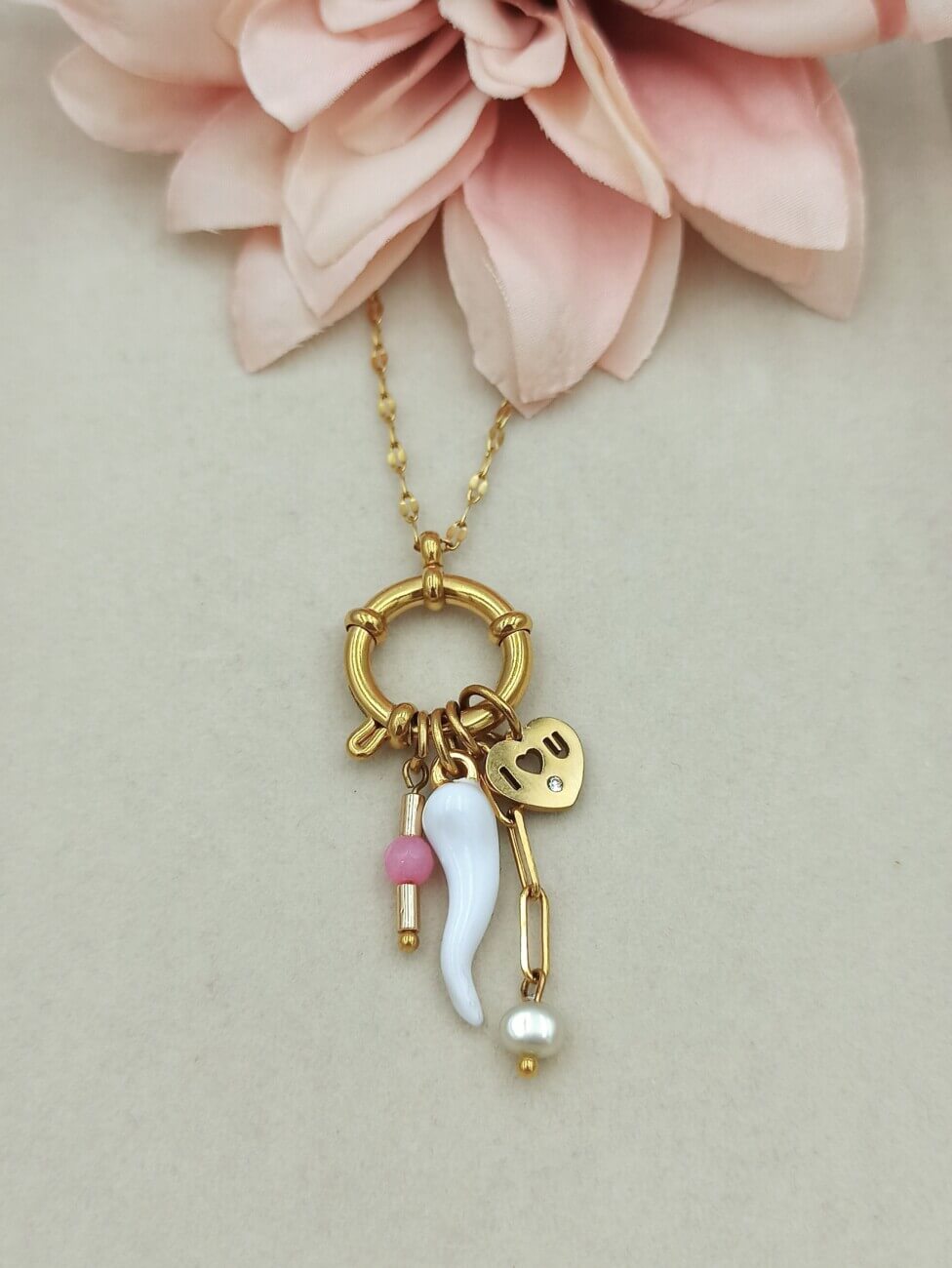 Ατσάλινο κολιέ με κρεμαστά ατσάλινα στοιχεία και ροζ στοιχεία