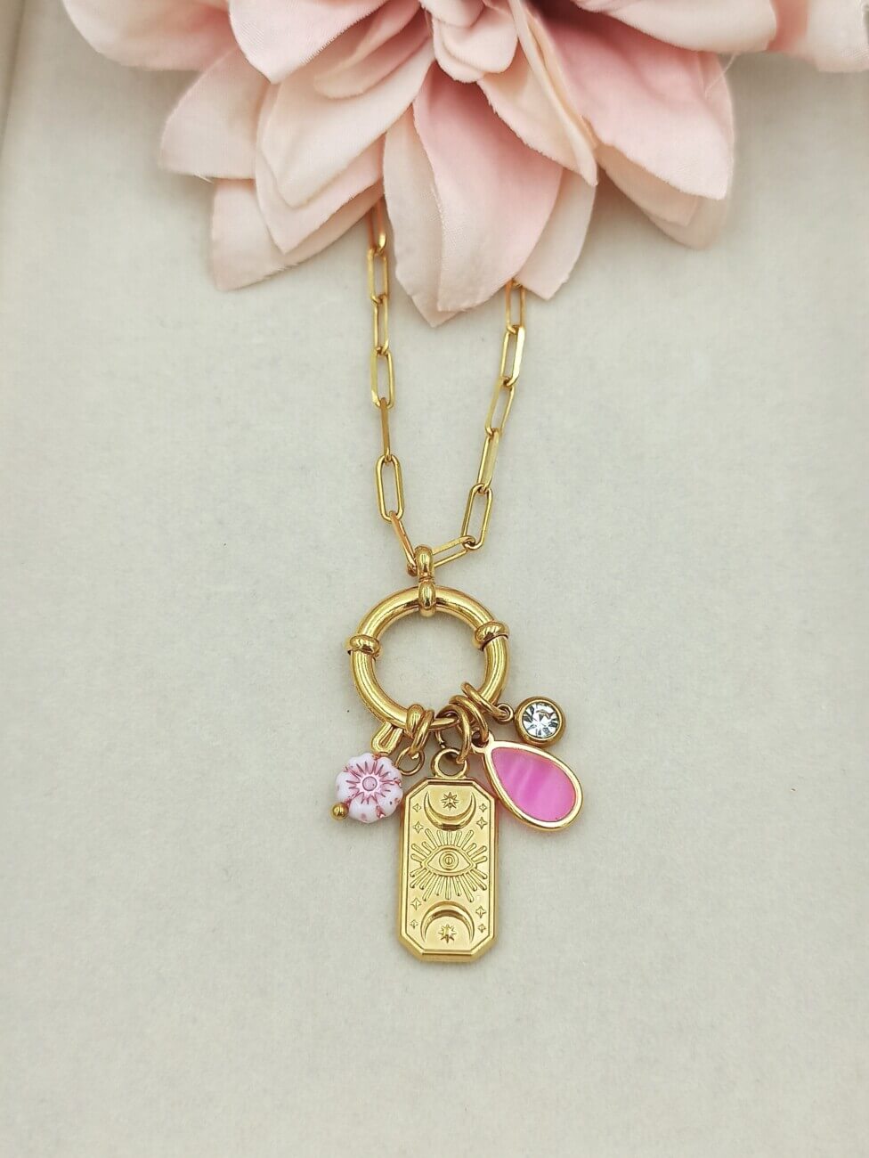 Ατσάλινο κολιέ με κρεμαστά ατσάλινα στοιχεία και ροζ στοιχεία